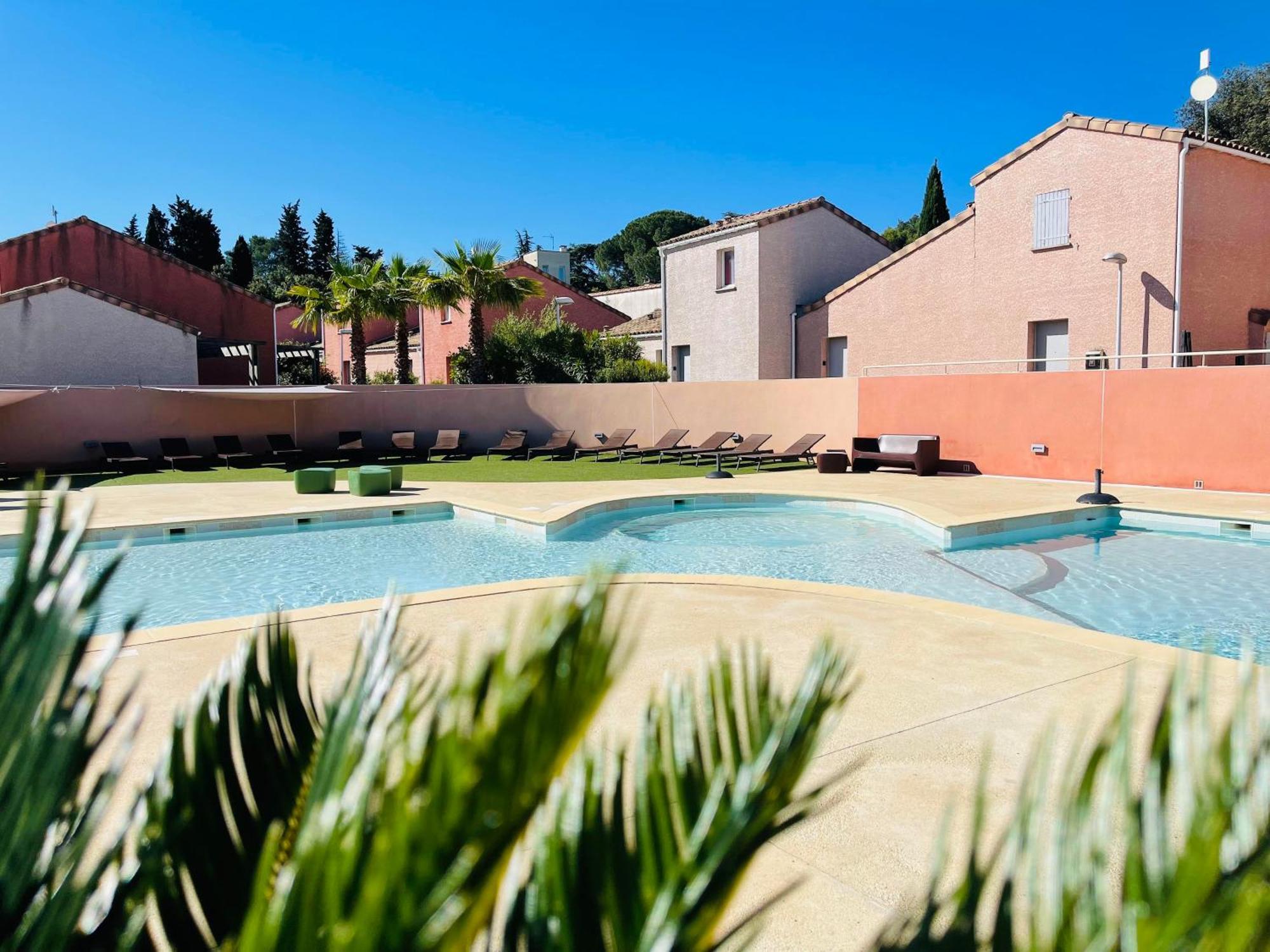 Готель Terres De France - Le Domaine De Bacchus Saint-Christol  Екстер'єр фото