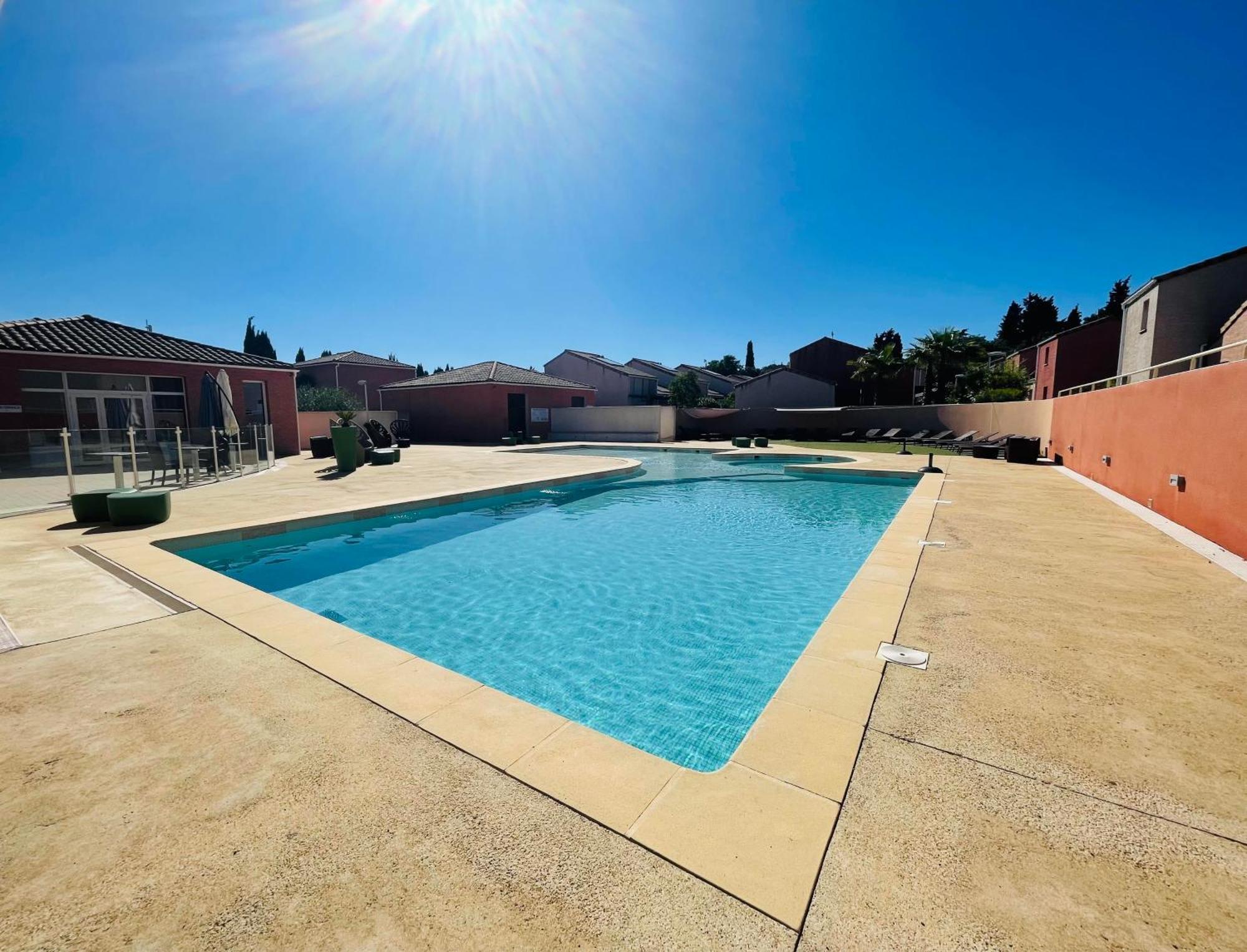 Готель Terres De France - Le Domaine De Bacchus Saint-Christol  Екстер'єр фото