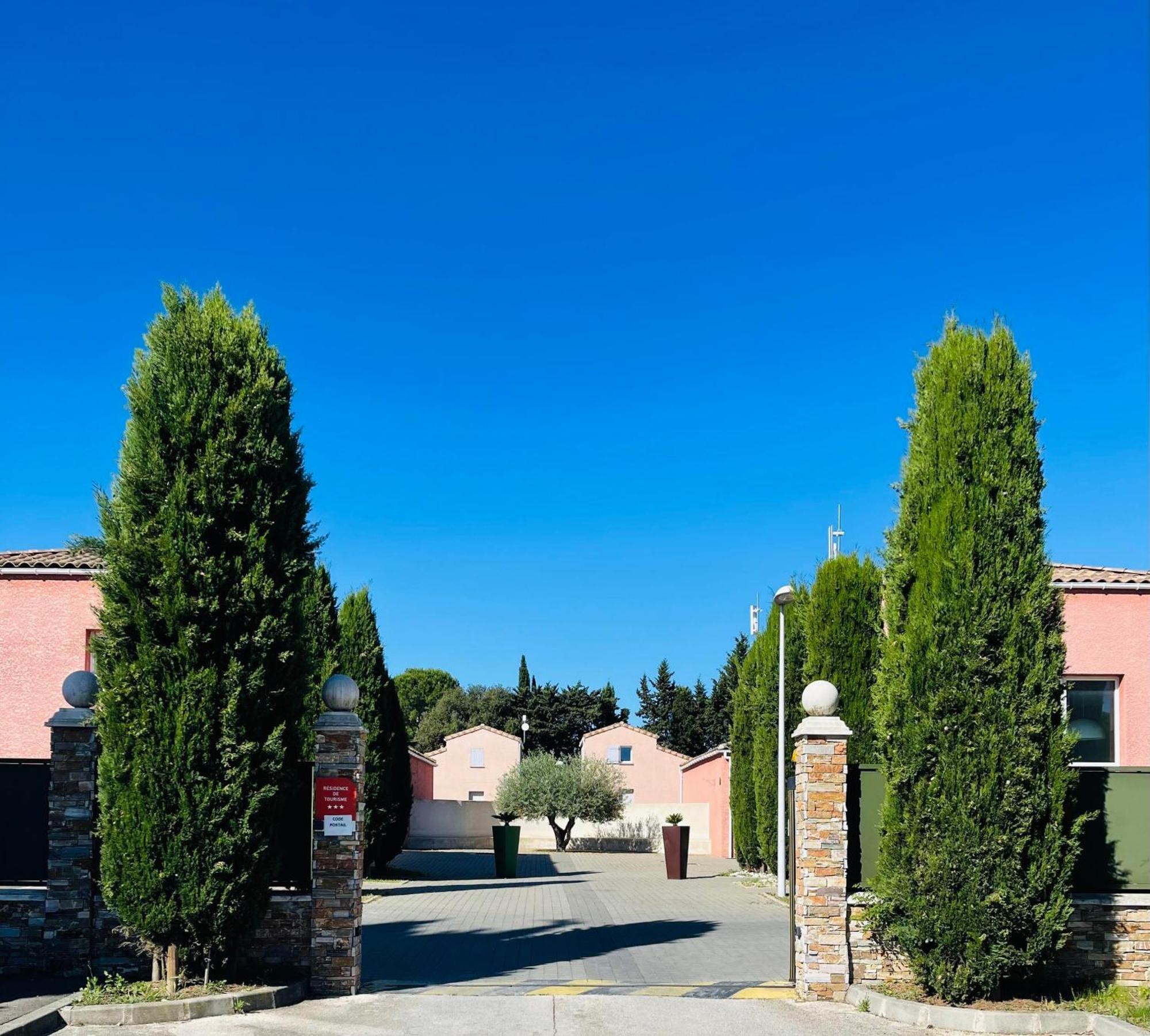 Готель Terres De France - Le Domaine De Bacchus Saint-Christol  Екстер'єр фото