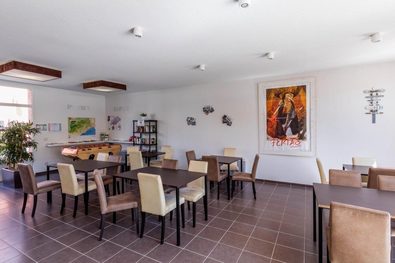 Готель Terres De France - Le Domaine De Bacchus Saint-Christol  Екстер'єр фото